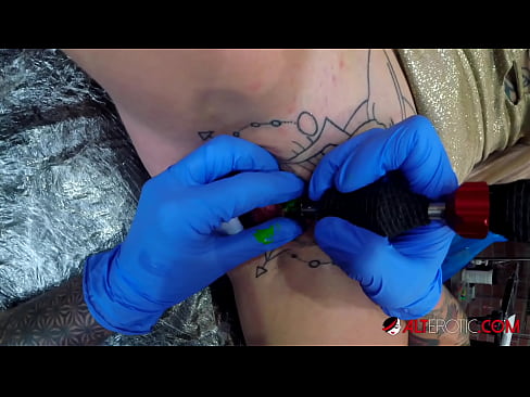 ❤️ Extrem tattooed Hottie Sully Savage krut en Tattoo op hirem Klitoris ❤️❌ Sluts op lb.hellporno-com.ru ﹏